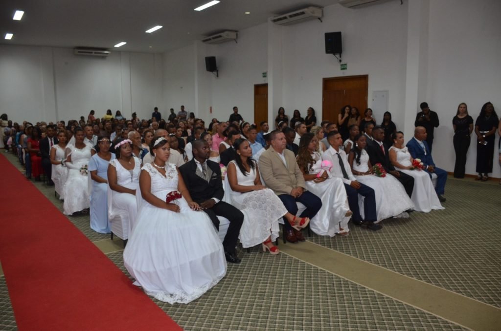 Mais De Casais Oficializam Uni O Em Casamento Social Realizado Pela