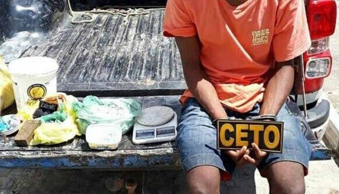 Alagoinhas: Após prisão de suspeito, polícia apreende balde recheado de drogas