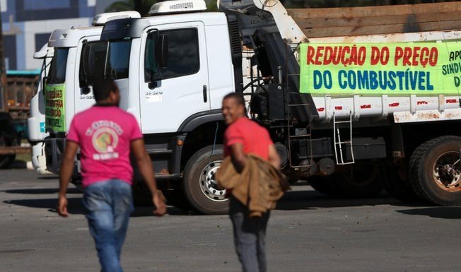 Caminhoneiros de ao menos dez estados voltam a protestar contra alta do diesel