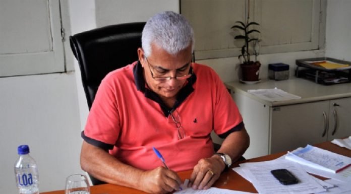 Na foto, o prefeito de Inhambupe Nena