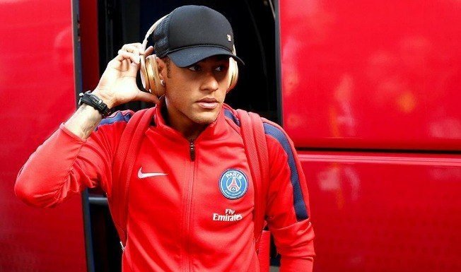 “Ele decidiu ficar”. Dirigente do PSG avisa que Neymar segue no clube francês Fonte: Esporte – iG @ http://esporte.ig.com.br/futebol/internacional/2018-07-17/neymar-fica-no-psg.html
