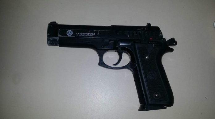 Adolescente é apreendido após roubo de moto e acidente de trânsito em Itapuã