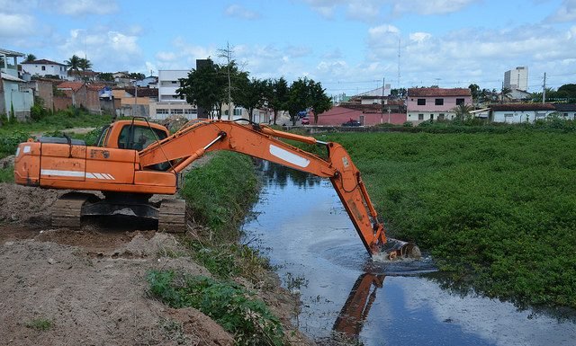 Prefeitura de Alagoinhas executa serviços de limpeza e desassoreamento na Lagoa da Cavada