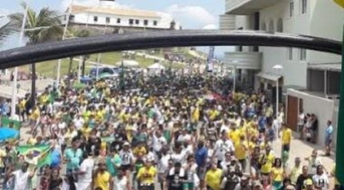 Caminhada em solidariedade a Jair Bolsonaro reúne multidão no Farol da Barra