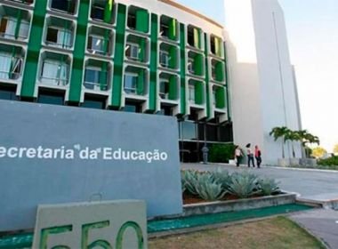 Professores e alunos protestam em frente à secretaria estadual de educação contra fechamento de escolas