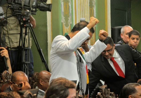 01012017-posse-vereadores-hilton-coelho-cerra-punhos-grita-fora-temer-foto-roberto-viana-ag-haack-bahiaba.jpeg
