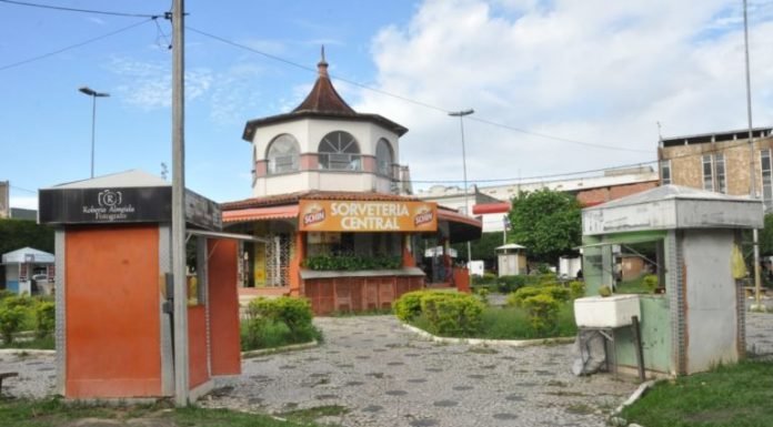 Prefeito Joaquim Neto se reúne com fotógrafos “lambe-lambe” para discutir projeto de requalificação da Praça JJ Seabra