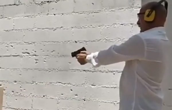 Assessor de deputado do PSL posta vídeo atirando em foto de Lula