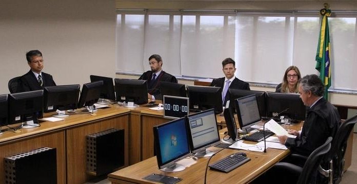 TRF-4 tem maioria para manter condenação e aumentar pena de Lula