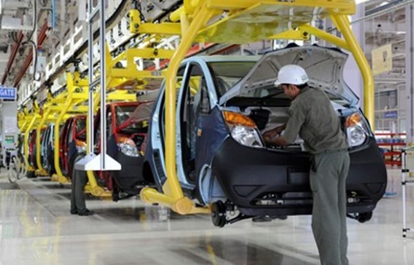 Confiança da indústria recua 3,9 pontos em março