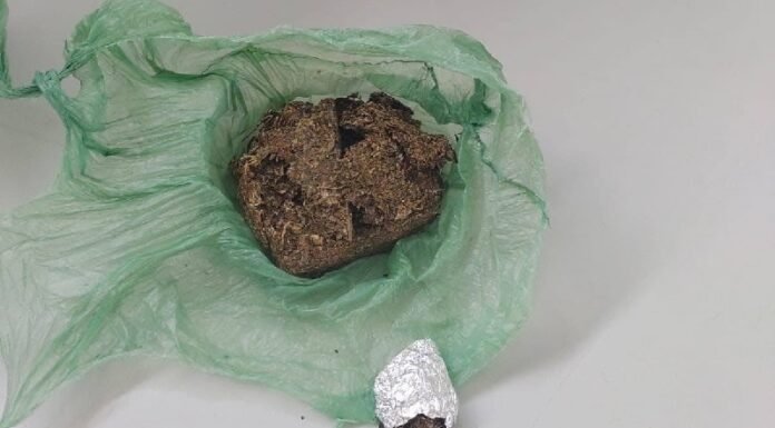 Em Alagoinhas, policia conduz adolescente à Delegacia por posse de drogas