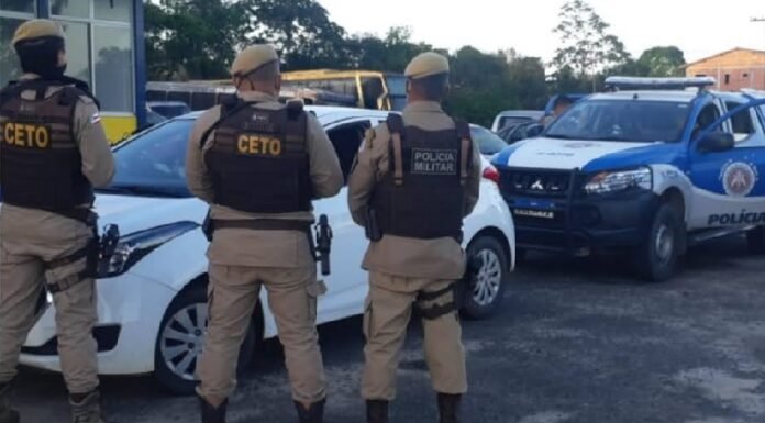 Policia Militar, em ação conjunta com a PRF, apreende veiculo clonado em Alagoinhas; um homem foi preso
