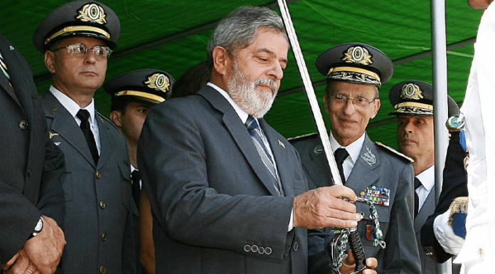 Lula prevê fazer “limpa” de cargos ocupados por militares, caso seja eleito