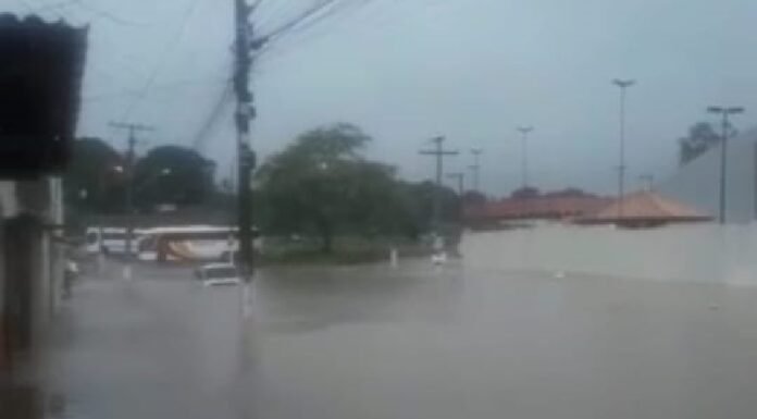 Fortes chuvas deixam ruas alagadas em Alagoinhas e região; Previsão do tempo é de mais chuvas nos próximos dias