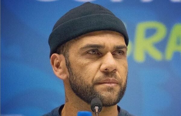Mulher que acusa Daniel Alves de estupro diz que não quer dinheiro, mas a prisão dele