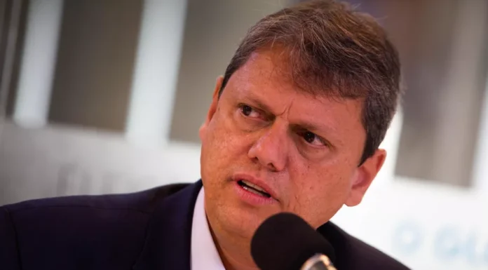 Tarcísio decreta calamidade pública em cidades do litoral de SP