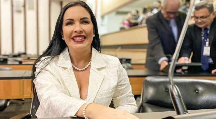 Deputada Ludmilla Fiscina comemora anúncio do Programa CNH Social pelo diretor-geral do Detran-BA