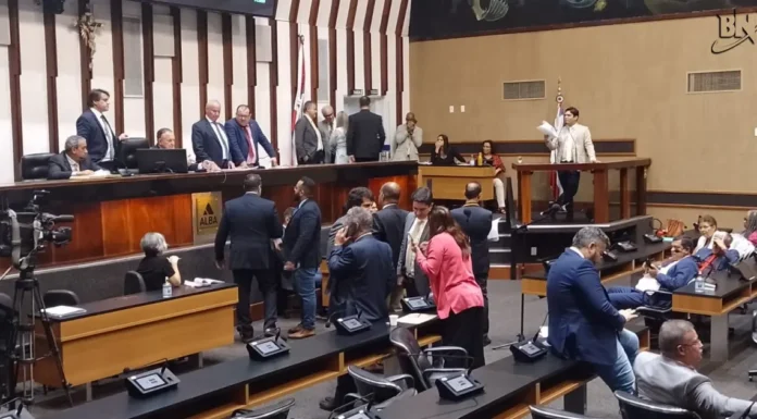 Em meio a protestos, projeto de reajuste salarial de servidores públicos é aprovado na AL-BA