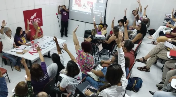 Professores da Uneb aprovam indicativo de greve