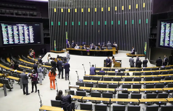 CCJ aprova criminalização de aborto após 22 semanas de gestação