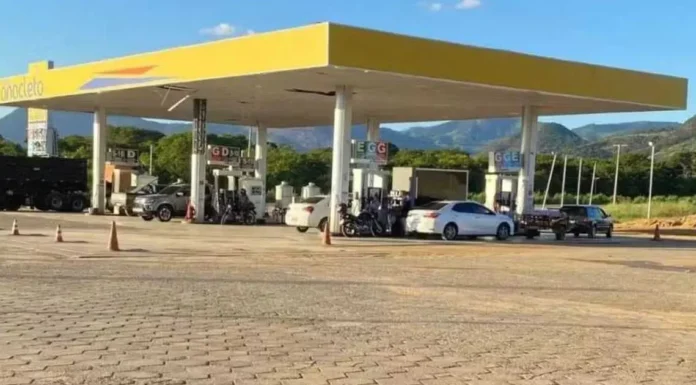 Pai esquece filhas de 6 e 10 anos em posto de gasolina no retorno à Bahia