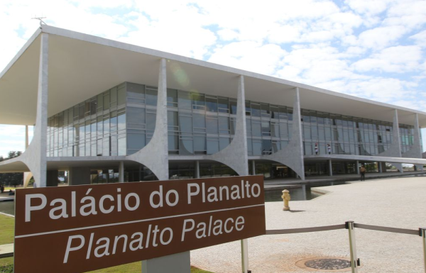 Governo brasileiro restringe R$ 128,4 bilhões do Orçamento