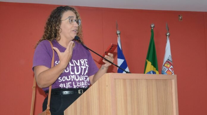 Presidente do Conselho da Mulher discursa na Tribuna Popular sobre combate à violência de gênero