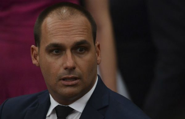 Após anunciar licença, Eduardo Bolsonaro diz que vai pedir asilo político nos EUA