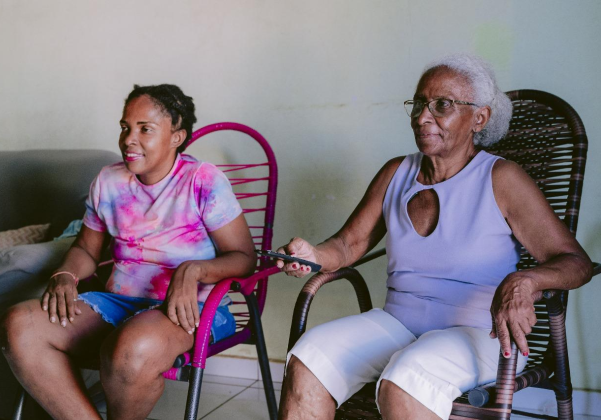 mulheres-assistindo-televisao-TV