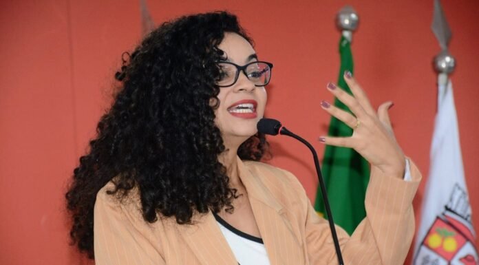 Vereadora Luma Menezes propõe programa pioneiro na Bahia para combate à endometriose