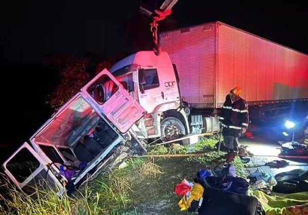 Acidente-Carreta-e-Van-Corpo-de-Bombeiros