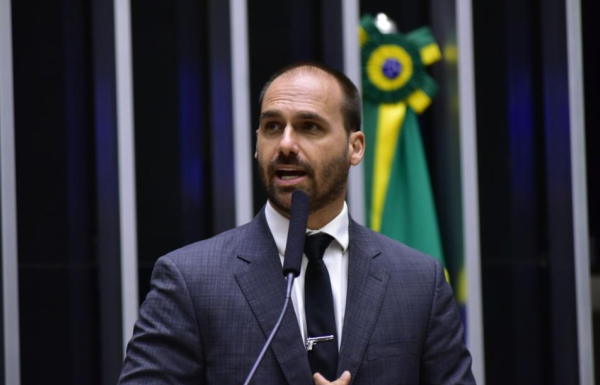Moraes autoriza Eduardo Bolsonaro a depor por escrito em inquérito por coação ao STF