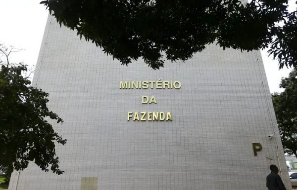 Fazenda cogita cortar PAC e emendas para bancar ressarcimento de aposentados