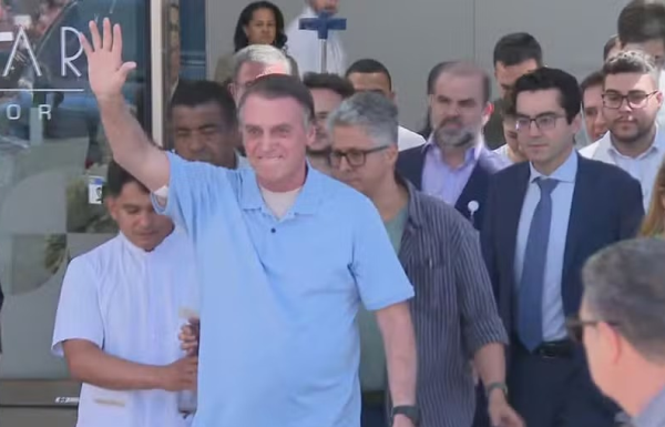 Bolsonaro recebe alta após cirurgia de 12 horas e 21 dias de internação