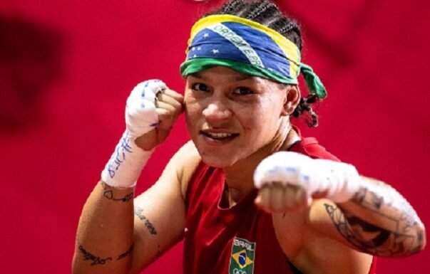Bia Ferreira domina rival, defende título nos EUA e desafia campeã da WBA