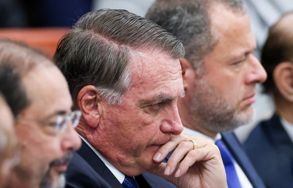 Líder do PT na Câmara pede tornozeleira eletrônica para Bolsonaro após Zambelli sair do país