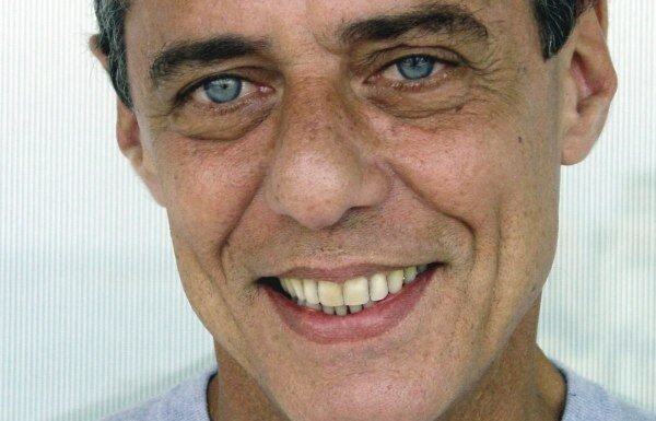 Chico Buarque recebe alta depois de cirurgia para controlar pressão intracraniana