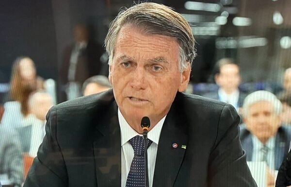 Bolsonaro pode acionar Casa Branca após tarifaço de Donald Trump