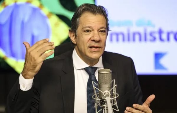 Decisão de Trump é de carater político e conspirada pelos Bolsonaros, dispara Haddad