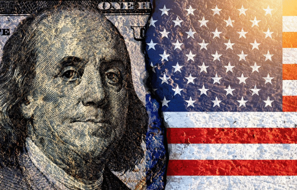 Dólar opera em alta nesta segunda (14), com tarifas de Trump ainda em foco
