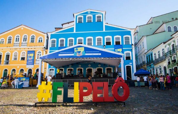 FLIPELÔ 2025 promove troca gratuita de livros e reforça ações de sustentabilidade