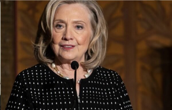 ‘Trump quer proteger o seu amigo corrupto’, dispara Hillary Clinton