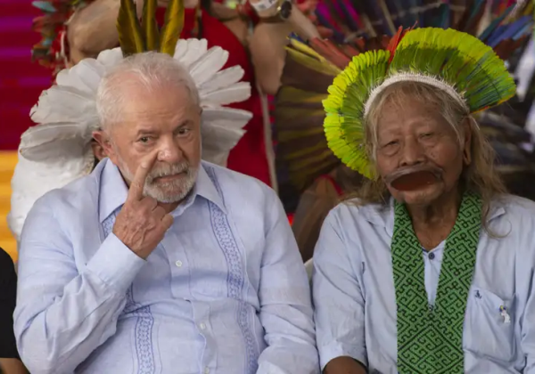 Lula-ao-lado-de-cacique