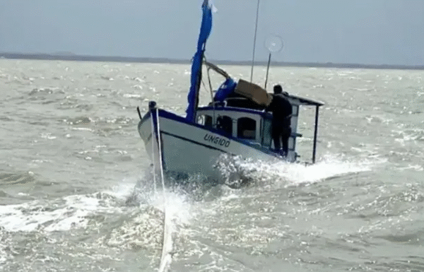 Pescadores passam cinco dias à deriva e são resgatados no sul da Bahia