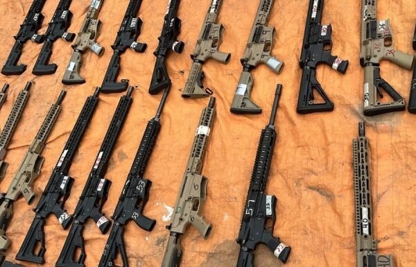 Arsenal de guerra com 22 fuzis é apreendido em Vila de Abrantes