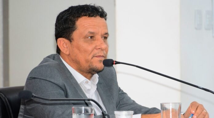 Vereador Darlan Lucena cobra solução para impasse do Planserv e critica paralisação de obras estaduais