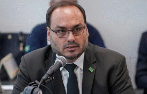 Carlos Bolsonaro faz desabafo sobre condenação do pai: “Quase 100 dias de angústia”