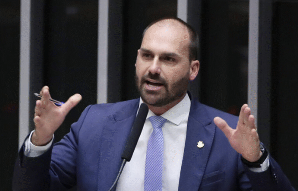 Moraes manda DPU defender Eduardo Bolsonaro em processo no STF
