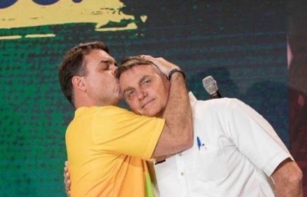 Flávio Bolsonaro viaja aos EUA para cumprir missão dada pelo pai; saiba qual