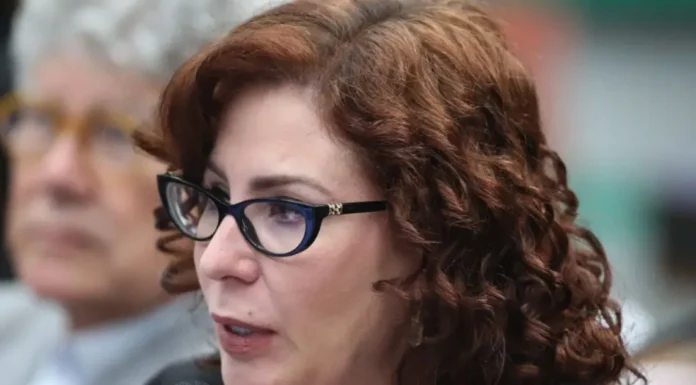 STF confirma condenação e mantém execução de pena contra Carla Zambelli